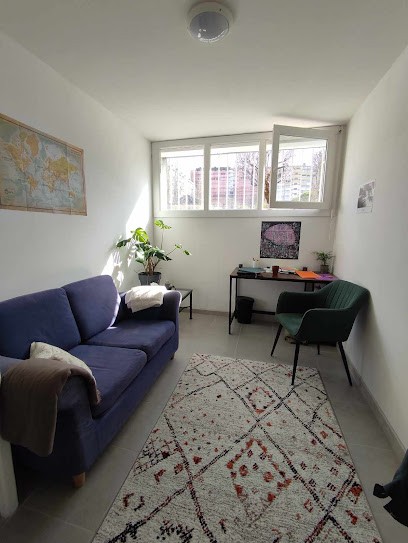 Laura Menvielle, Psychologue à Tarbes